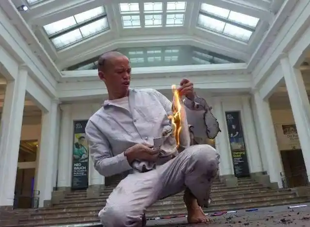 "疯狂"的行为艺术家,取出肋骨送妻子当项链,用水泥浇筑自己