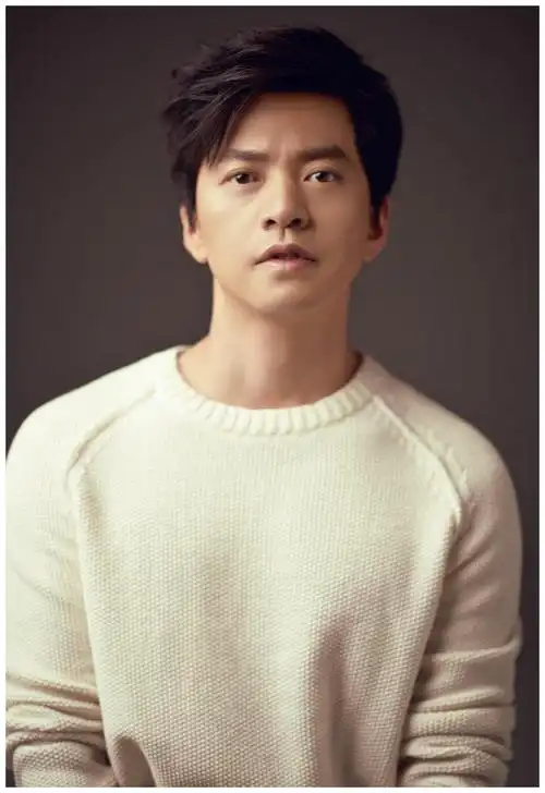 李健还在社交平台上分享了女儿的照片,孩子们像他们的父亲一样眯着