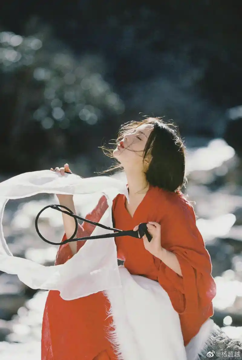 杨超越古风红衣写真是神明少女本女吧,一袭红衣,惊鸿一瞥!