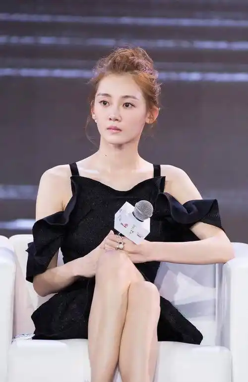 原创郑恺老婆苗苗又美出新高度了把小黑裙穿出不同的魅力气质好赞