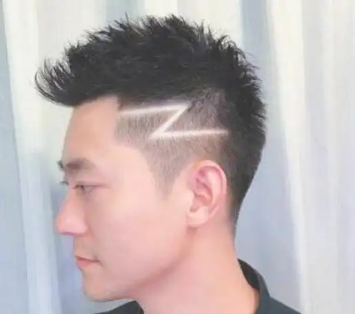 在推雕刻发型的时候,需要稍小的推剪,头发简单地推成了整体的造型以后