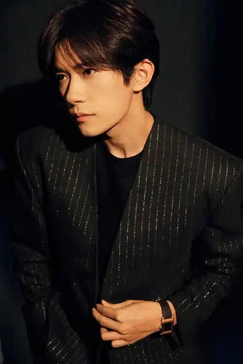 易烊千玺竖纹西装#    易烊千玺竖纹西装造型优雅帅气!