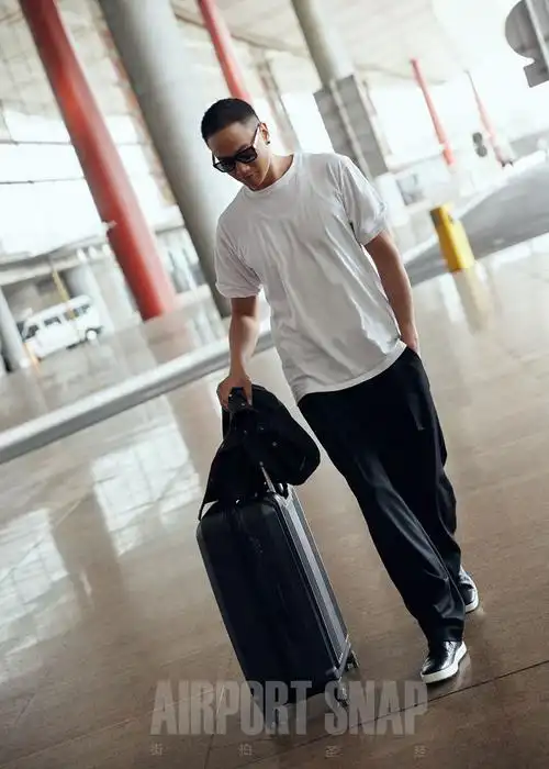 何润东简约造型玩转机场街拍风