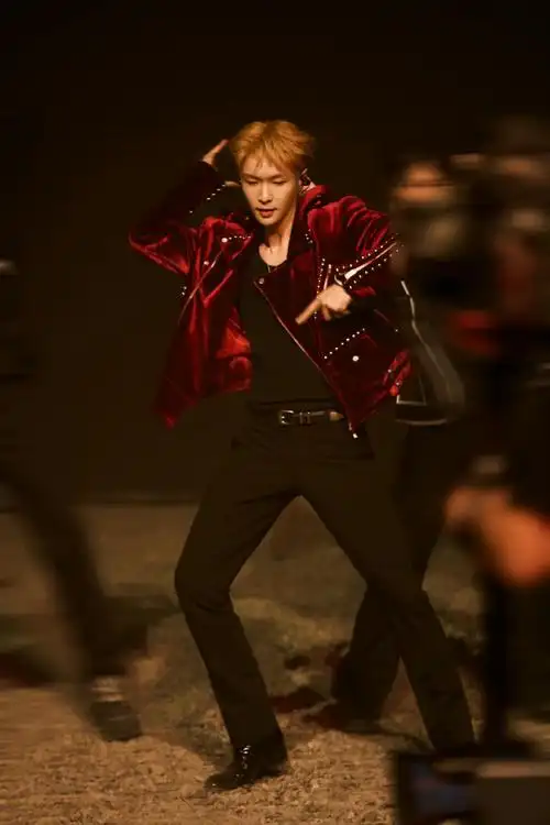 240426|工作室更新张艺兴出席梅赛德斯-奔驰g级越野车焕新传奇派对