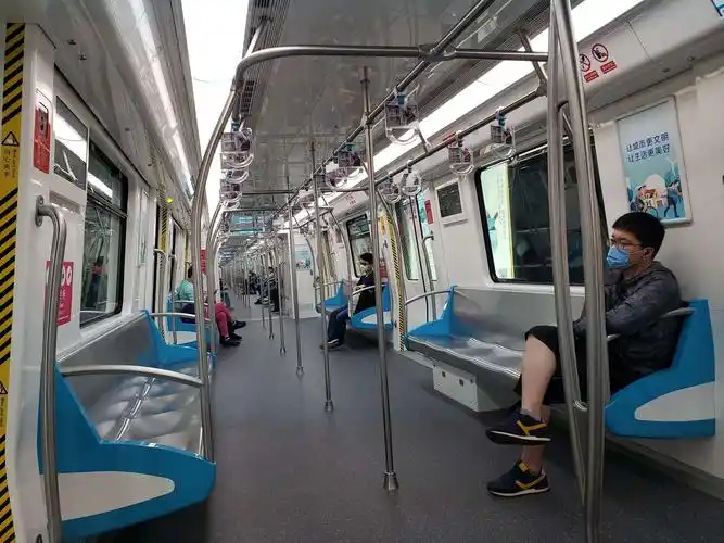 地铁拉近了我们和青山湖的距离