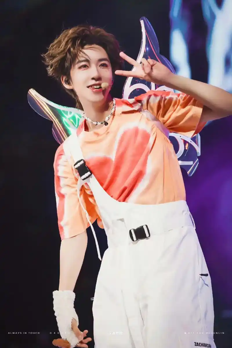 贺峻霖舞台照 第一波美照已送达!注意查收909090 - 抖音