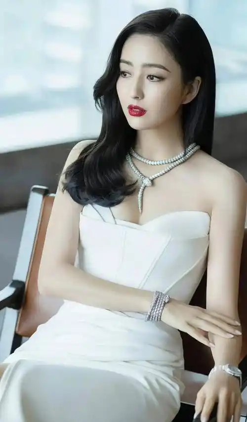 气质美女佟丽娅时尚写真:优雅高贵,艳丽动人