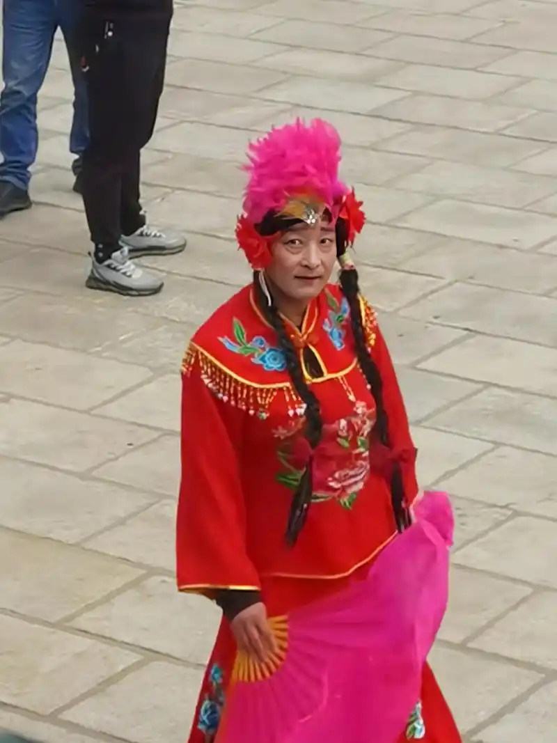 大爷男扮女装在街头"招摇过市",表情眨眼间从温柔切换到凶狠,路人看得