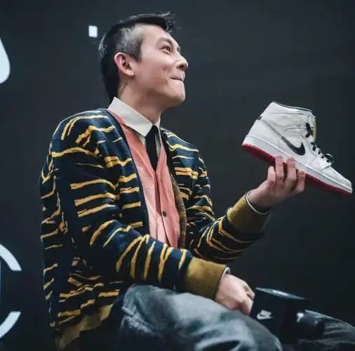陈冠希直播被错认赵本山nike黑丝绸新产品曝出