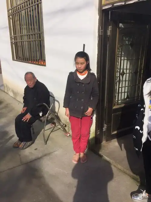 看到孩子在冰凉的天气里还赤脚穿着凉鞋,心都碎了