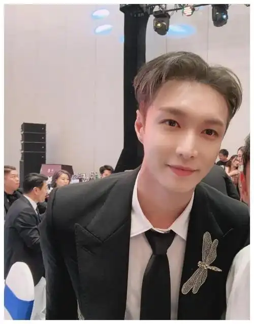 让我们一起期待张艺兴在未来的日子里,继续创造出更多优秀的作品,为