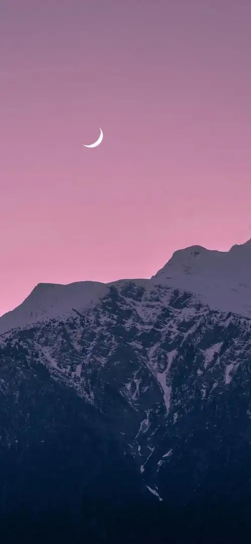 山坡上的粉色天空和一轮弯月风景手机壁纸