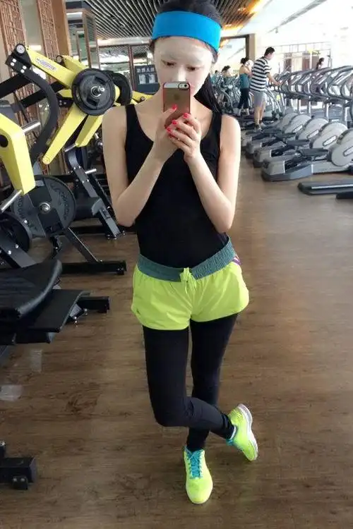 女星景甜昨日曝光了一组在健身房运动的照片,刚结束了瑜伽,跑步等一