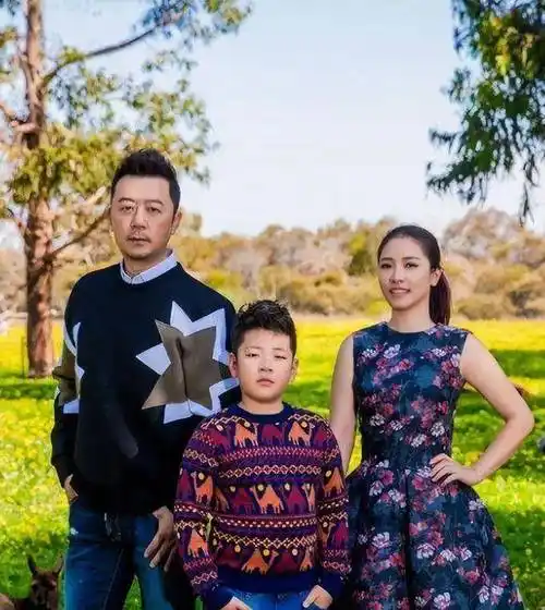 郭涛妻子骨架有点大,但穿紧身裙的气质可不差,淡妆看着蛮清纯_女性