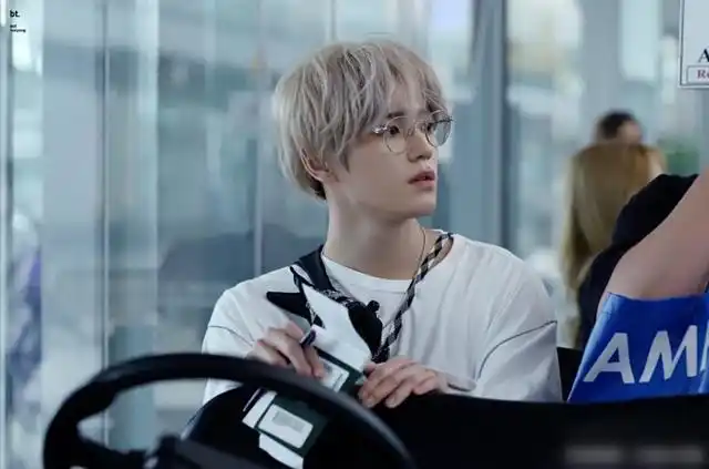 男团nct对待私生太过分一个竖中指一个拍照粉丝太爽了