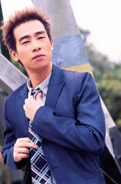 陈小春的近照,据说是为了古惑仔兄弟的合体而特意留的这款铲青飞机头