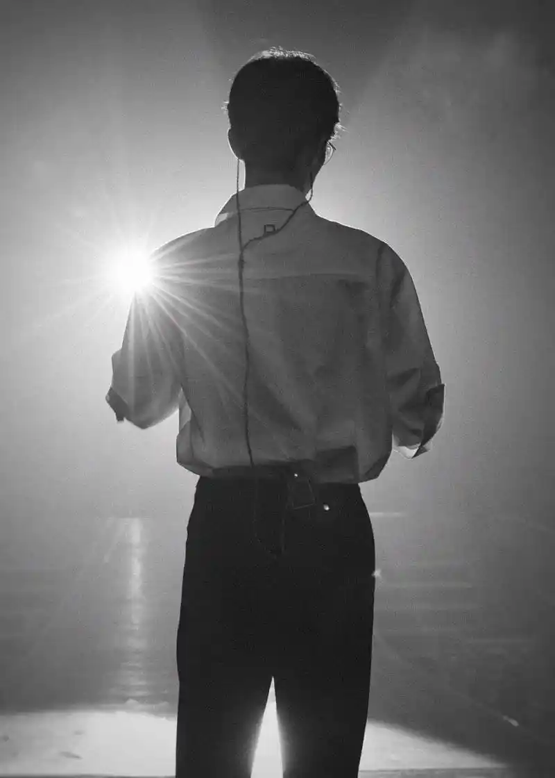 肖战# 一些令人心动的白衬衣背影