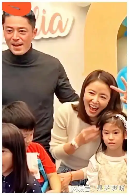 林心如晒女儿正脸照,五官与霍建华一模一样,有明星范儿可以出道