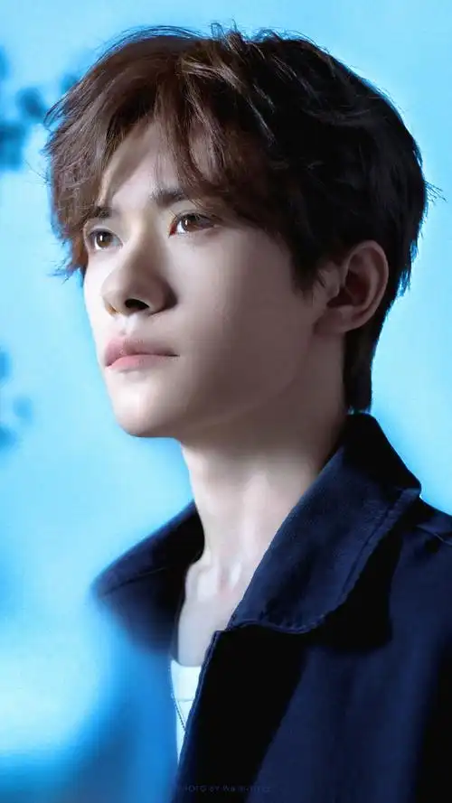 易烊千玺飘雪侧颜##易烊千玺阿玛尼美妆全球品牌代言人