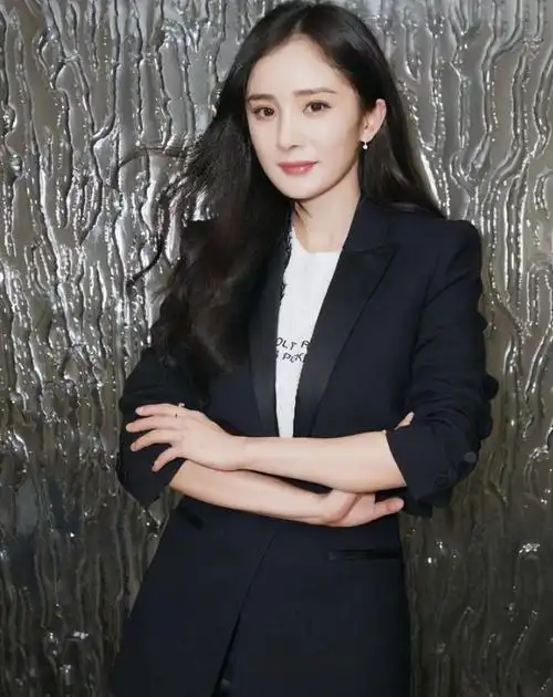 1/ 12 杨幂一身干练的西装造型非常帅气,沉迷于杨幂的西装下不能自拔