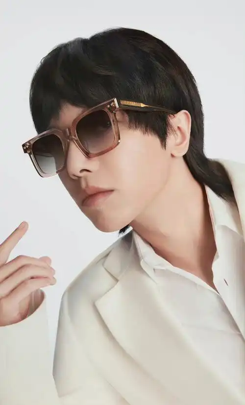 华晨宇新鲜眼镜大片 酷帅有范的花花