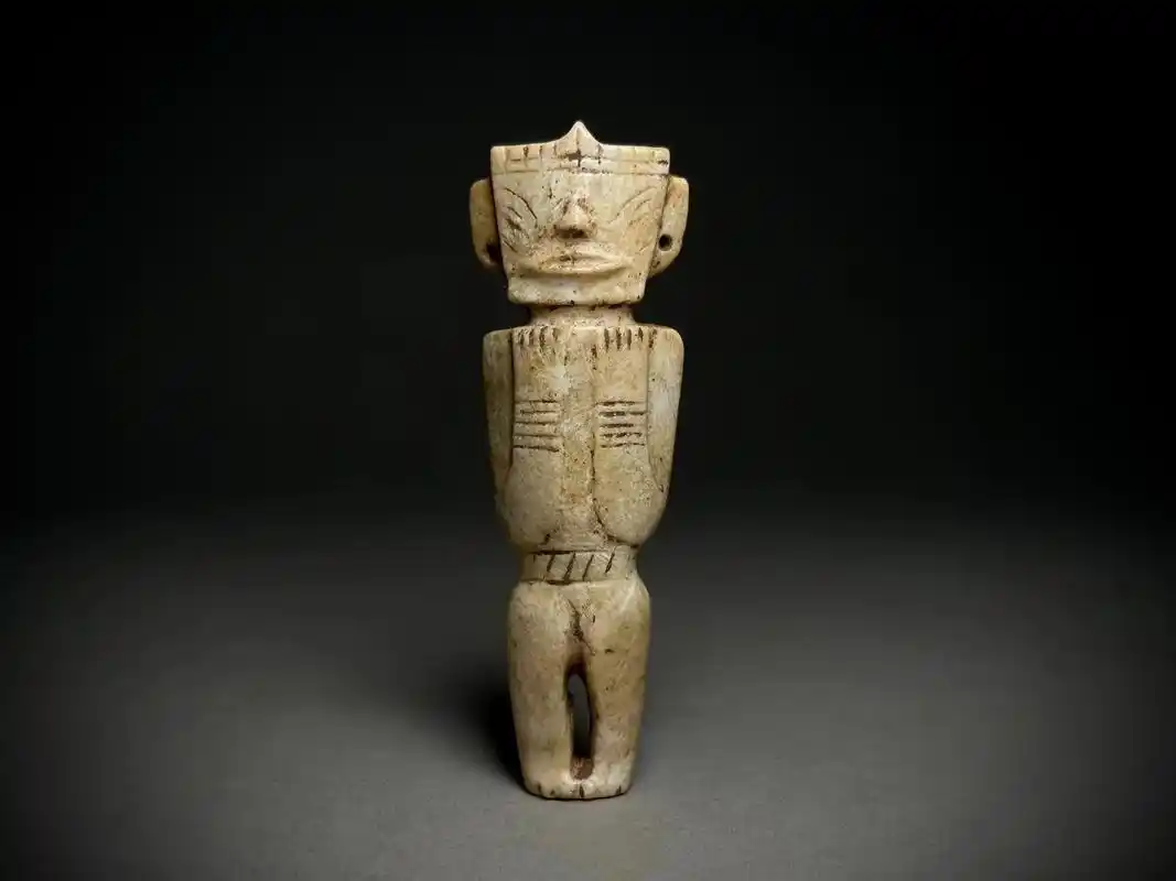 凌家滩文化祭天神人.玉质黄白色.器扁长形.玉人头戴圆冠,冠饰 - 抖音