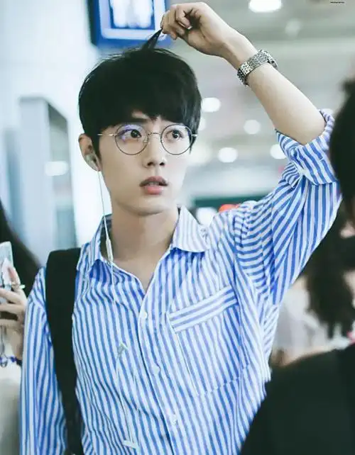 别再盯着肖战的泰国服饰看了,新剧路透上线,条纹休闲风更上头