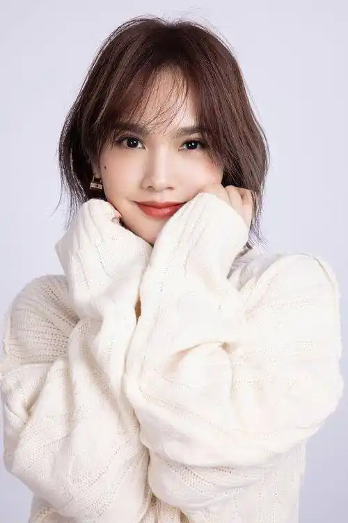 杨丞琳情人节写真释出 穿白毛衣温暖纯净笑容亲和_冬日_氛围_表情