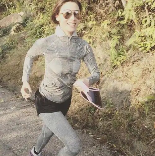 李嘉欣比基尼照引争议,53岁依然性感爆棚,却获评最讨厌艺人?