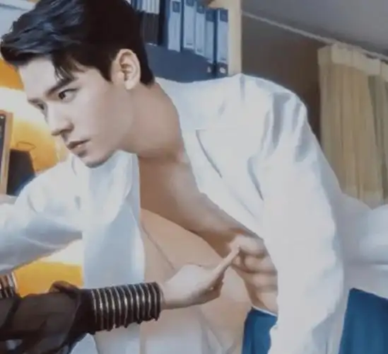 龚俊的身材太让人上头了!_腹肌_健身_锻炼