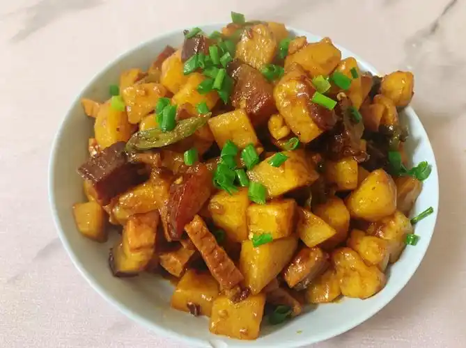 土豆烧腊肉的做法