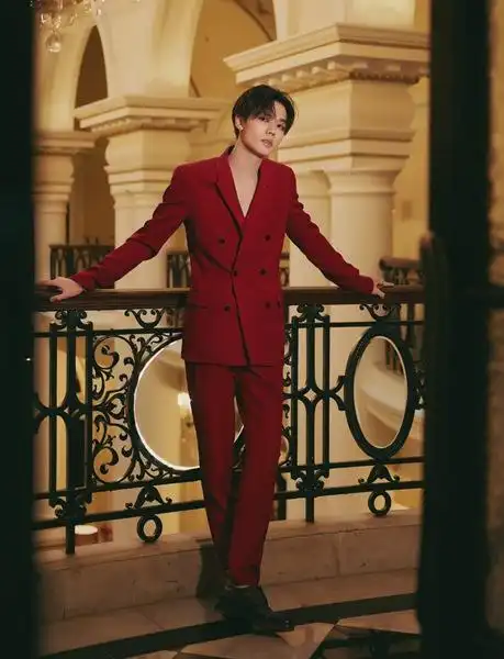 林彦俊真空西装出席活动驾驭枫叶红演绎绅士魅力