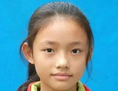 林允小时候皮肤比较黑,而且看上去有点土气,毕竟那个时候比较小,不