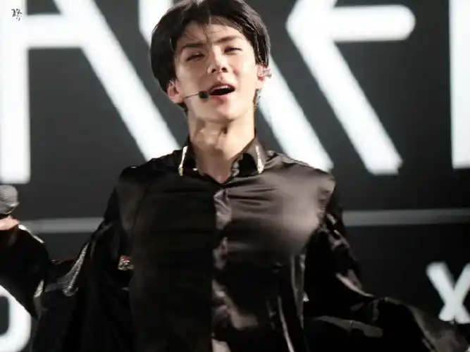 吴世勋超话#吴世勋#        顺毛黑发61黑西装61漂亮脸蛋61粉粉