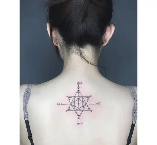 六芒星纹身图片_成品颈部背部清新几何点线面纹身图案