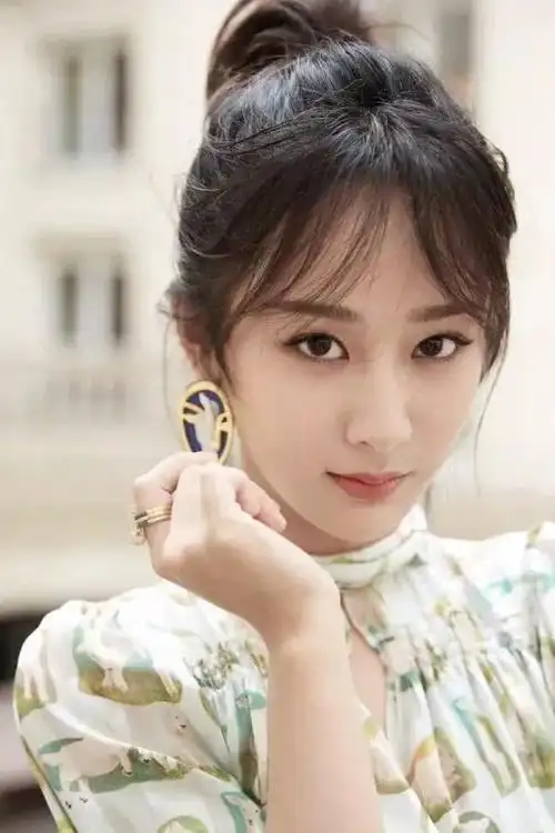 八字刘海用夹板教程(空气刘海太装嫩,殷桃的"八字刘海"才适合中年女人