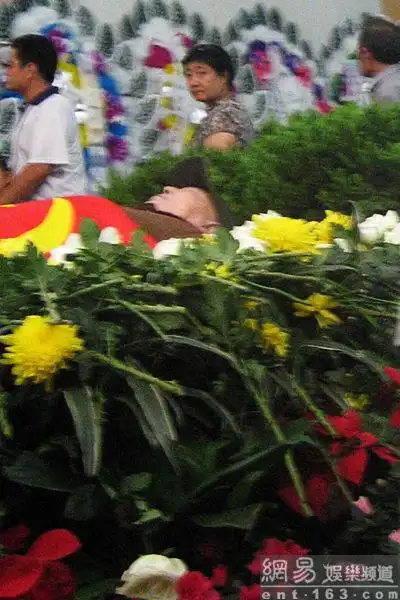 群众难舍老爷子文兴宇激动冲击灵堂大门