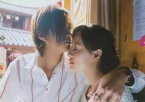 何润东:三次表白孙俪被拒,41岁迎娶柜姐,恩爱多年无子也幸福