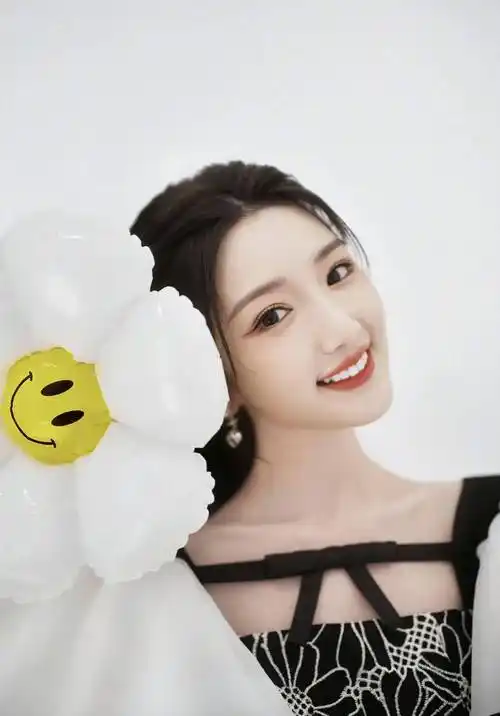 "侠女"毛晓彤写真:天生丽质,公主气质