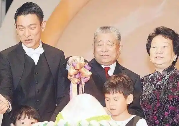 突传噩耗!刘德华父亲去世,曾患膀胱癌,父子俩最后合影曝光