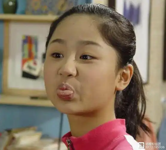 杨紫活动没修图照片曝光,网友吐槽她从小就颜值一般