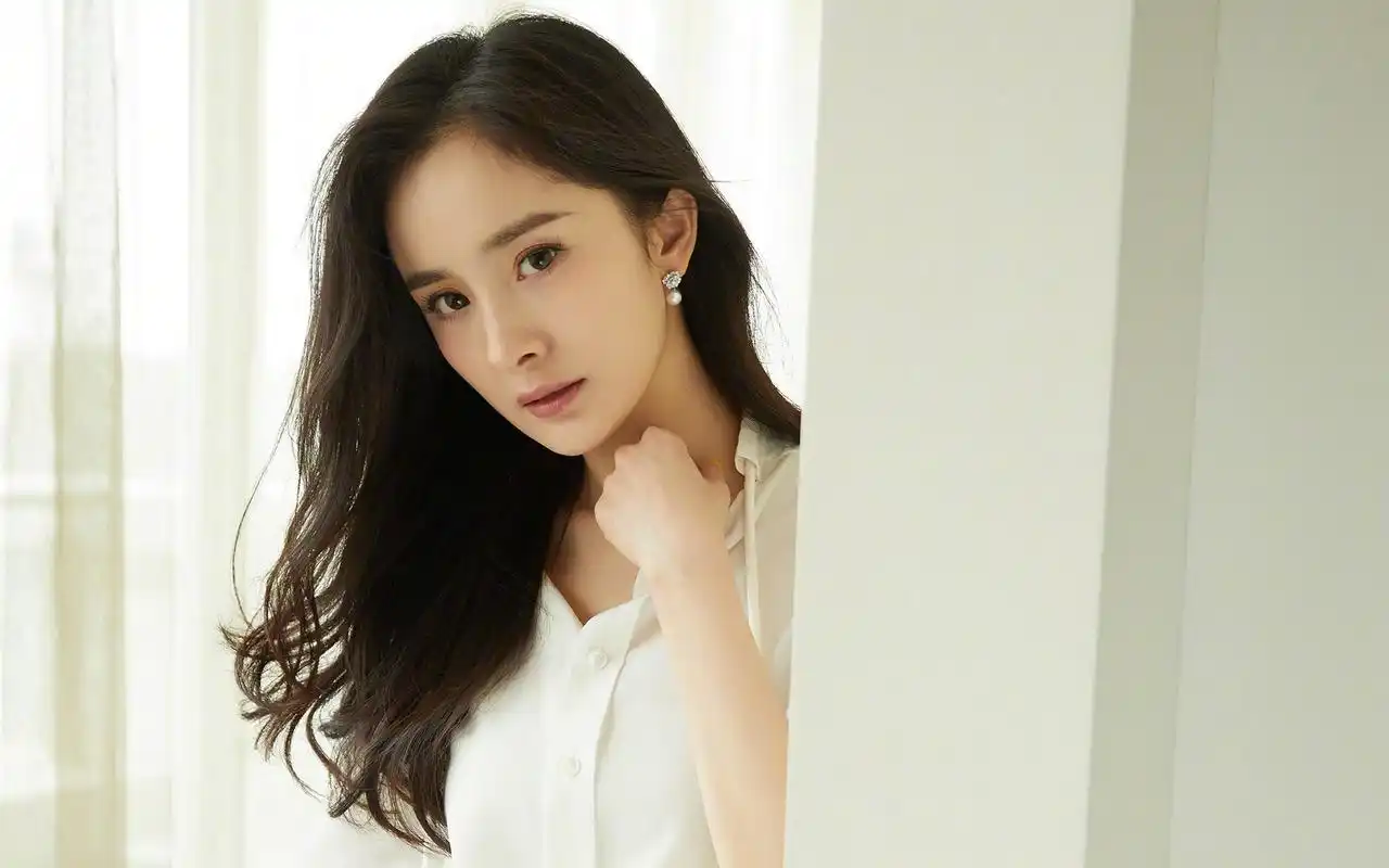 杨幂性感优雅高清桌面壁纸高清大图预览1920x1200_大陆明星下载_美桌