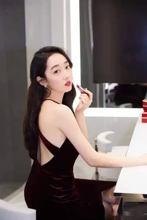 33岁蒋梦婕释放迷人风采,最美林妹妹"的完美转型!