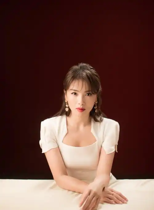 刘涛穿白色系礼服尽显高雅每一张都惊艳瞬间