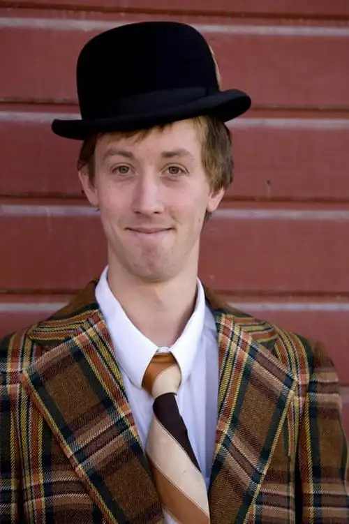 站,笑,微笑,露齿笑,竖图,室外,白天,正面,衬衫,西装,帽子,欧洲,加拿大