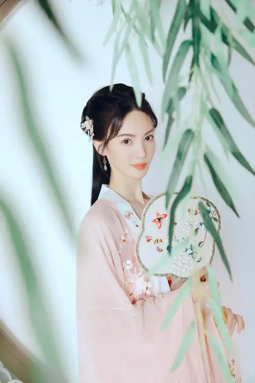 金晨最新美照曝光 一袭粉色古装温柔可人