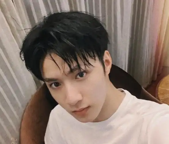 时代少年团年龄排序(刘耀文晒素颜照,原相机镜头下的脸好真实,终于