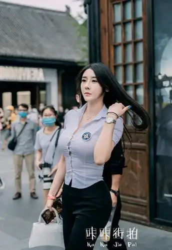 臀神刘太阳:男性健美比赛现场,却被95后178的美女裁判抢风头!