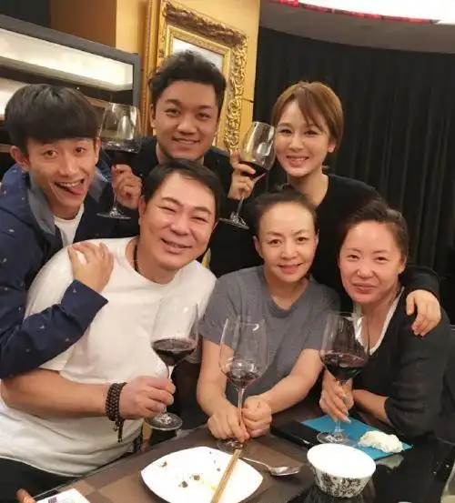 时隔12年,《家有儿女》一家人借着拍摄微电影的机会重聚了!