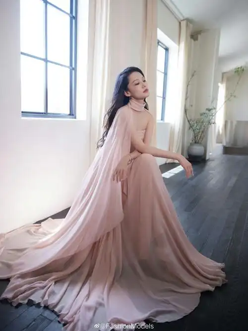 李沁华表奖红毯造型率先曝光,这条裸粉色celine定制礼服很衬她的气质